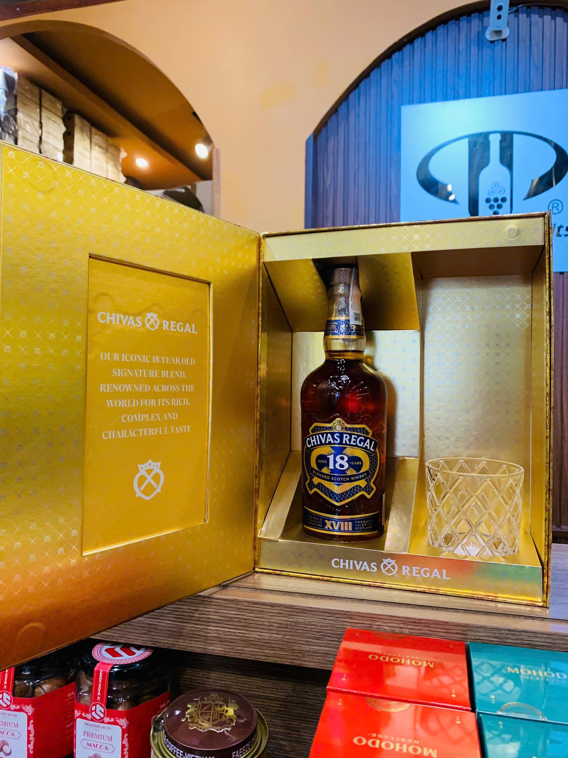 Chivas Regal 18 Years Blended Scotch Whisky (Hộp quà)